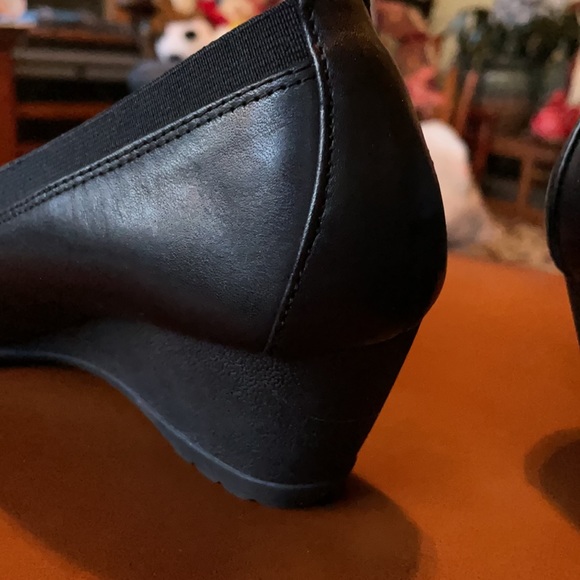 Sofft Women’s Leather Wedge Slip On Shoes - Picture 5 of 8